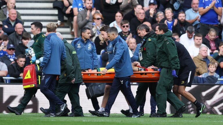 grosse frayeur pour Emiliano Martinez, sorti sur civière après un choc à la tête